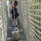 nicht ganz einfach - auf beweglichen Holzzylidern über die Seilbrücke