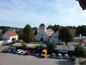Parkplatz am Ufer in Braunsbedra