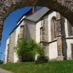 Blick durch das Tor-Kirche in Pötewitz