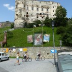 Radfahrer vor der Alten Burg