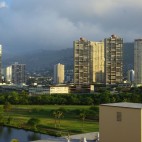 Zwischen den Hochhäusern von Waikiki gibt es viele Parks