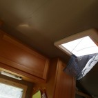 Durch das Dachfenster sind die Affen ins Wohnmobil eingestiegen.