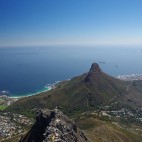 Blick vom Tafelberg auf den Lions Head. Der Fels hat die Form eines Löwenkopfes.