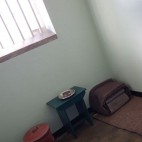 In dieser Zelle hauste Nelson Mandela. Geschlafen wurde auf einer Matte, Betten gab es keine.