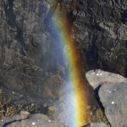 Die feinen Wassertröpfchen erzeugen diesen fantastischen Regenbogen in der Schlucht.