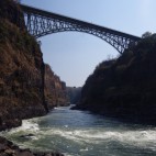 Von der Brücke führen etliche Wege in die Sambesischlucht, einer davon per Seilsprung.