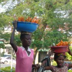 Für den kleinen Hunger zwischendurch kann man von Straßenhändlern frisches Obst und Gemüse kaufen.