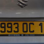 Die Nummernschilder an den Fahrzeugen von Mauritius folgen einer eigenen Logik. Saleem hat’s erklärt: Vor uns haben wir das 6993. Fahrzeug, das im Jahr 2015 zugelassen wurde. Der Zulassungstag war im Oktober.