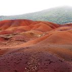 Die Erde der sieben Farben, wir haben nachgezählt. Es stimmt. Restern eines lange zurückliegenden Vulkanausbruchs sind diese fantastischen Bilder zu verdanken.