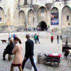 Vorm Papstpalast in Avignon