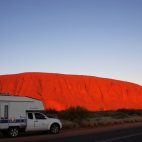 Auch in der Morgensonne strahlt der Uluru in den schönsten Farben.