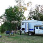 Mehr braucht es nicht – einen gemütlichen Stellplatz, einen schönen See zum Paddeln und ein Boot.