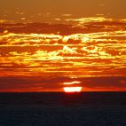 Die Sonnenuntergänge am Südlichen Wendekreis sind wunderschön. Zum Glück bemerkt man auf den Fotos den Sturm nicht.