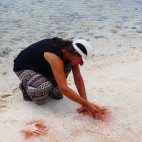 Mit der Hand im Sand wird eine Tradition der Aborigines gepflegt, die besagt – Ich war hier.