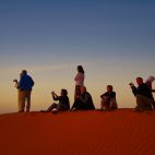 gespanntes Warten auf den Sonnenaufgang in der Wüste