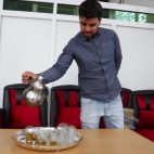 Marokkanischer Minzetee wird in einer Prozedur eingeschenkt.