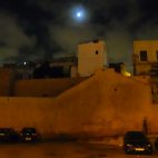 Wie ein Aquarell - mystisch leuchtet der Mond über den Dächern der Altstadt von Rabat.